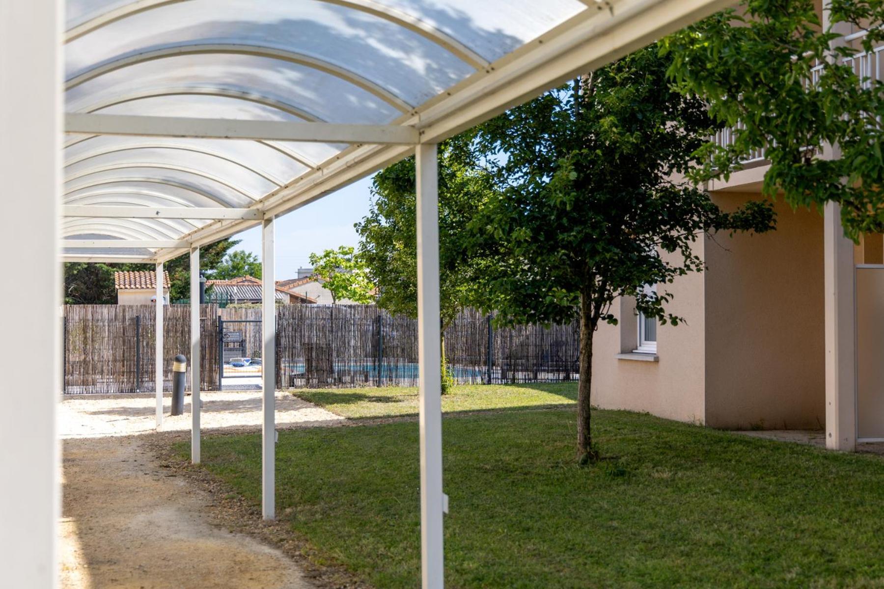 Patio Parc Résidence Argenton-lʼ Église Exterior foto